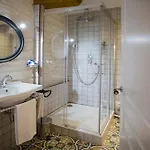 Boutique Caravan Cinema 4*