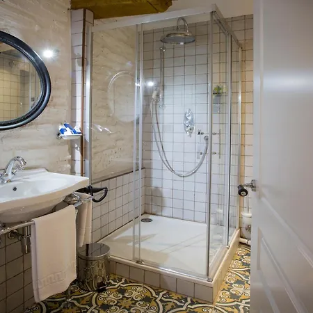 Boutique Caravan Cinema 4*